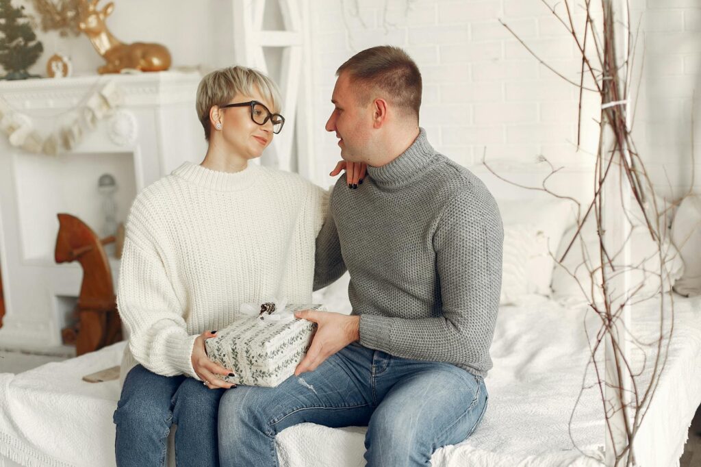 Last Minute Gift Solutions: Find The Perfect Surprise With Our Expert Guide To E-Commerce Shopping At Short Notice, Including Online Search Engines, Local Retailers, Subscription Services, And Best Practices For Successful Gifting