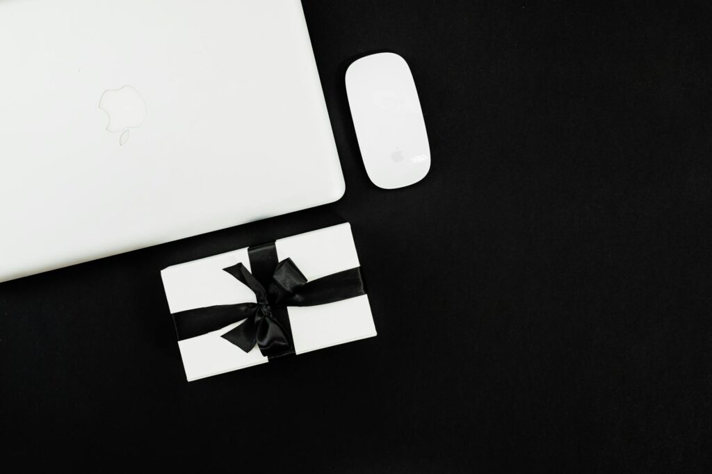 E-Commerce Clear Concise Information: Boost Your Online Business Success With The Right Platform, Strong Presence, And Effective Marketing Strategies